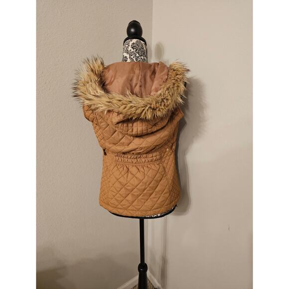 C'Esttoi Vest Womens Medium Camel Quilted Faux Fur Hooded Sleeveless Jacket - Picture 2 of 4